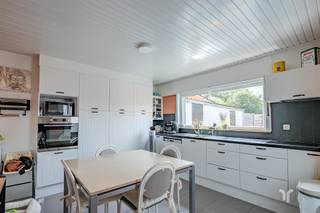 Instapklare, gesloten bebouwing op rustige ligging met 3 slaapkamers, garage en prachtige tuin.STARTPRIJS: Elk bod boven deze startprijs, wordt voorgelegd aan de eigenaars, die al dan niet kunnen in gaan op dit aanbod.Deze verzorgde woning bevindt zich op wandelafstand van het centrum, het openbaar vervoer en dichtbij de winkelcentra met een vlotte verbinding naar invals-en autosnelwegen.De woning werd in 2021 grondig gerenoveerd en is uitgerust met tal van moderne voorzieningen, waaronder een HR ketel, zonnepanelen ( 12 stuks ), vernieuwde gas-en waterleidingen, dakisolatie en een CONFORME keuring elektriciteit.Binnen geniet je van een lichtrijke leefruimte, een recent volledige geïnstalleerde, eigentijdse keuken en een moderne badkamer.Ruime garage met toilet en rechtstreekse toegang tot de keuken.Verder zijn er nog 3 volwaardige slaapkamers en een praktische (volledig geïsoleerde) opbergzolder die extra bergruimte biedt.De absolute blikvanger is de prachtige, zuidgerichte tuin met groot terras en uniek, vrij uitzicht over de achterliggende velden.Hier geniet je in alle privacy van rust, natuur en zon.Eén ideale gezinswoning waar comfort, ruimte, een gunstige ligging en energiezuinig wonen perfect samenkomen !Voor meer informatie contacteer Regine: 0493 112 050 - regine@correctvastgoed.be👉 Online schattingstool: https://www.correctvastgoed.be/schatting