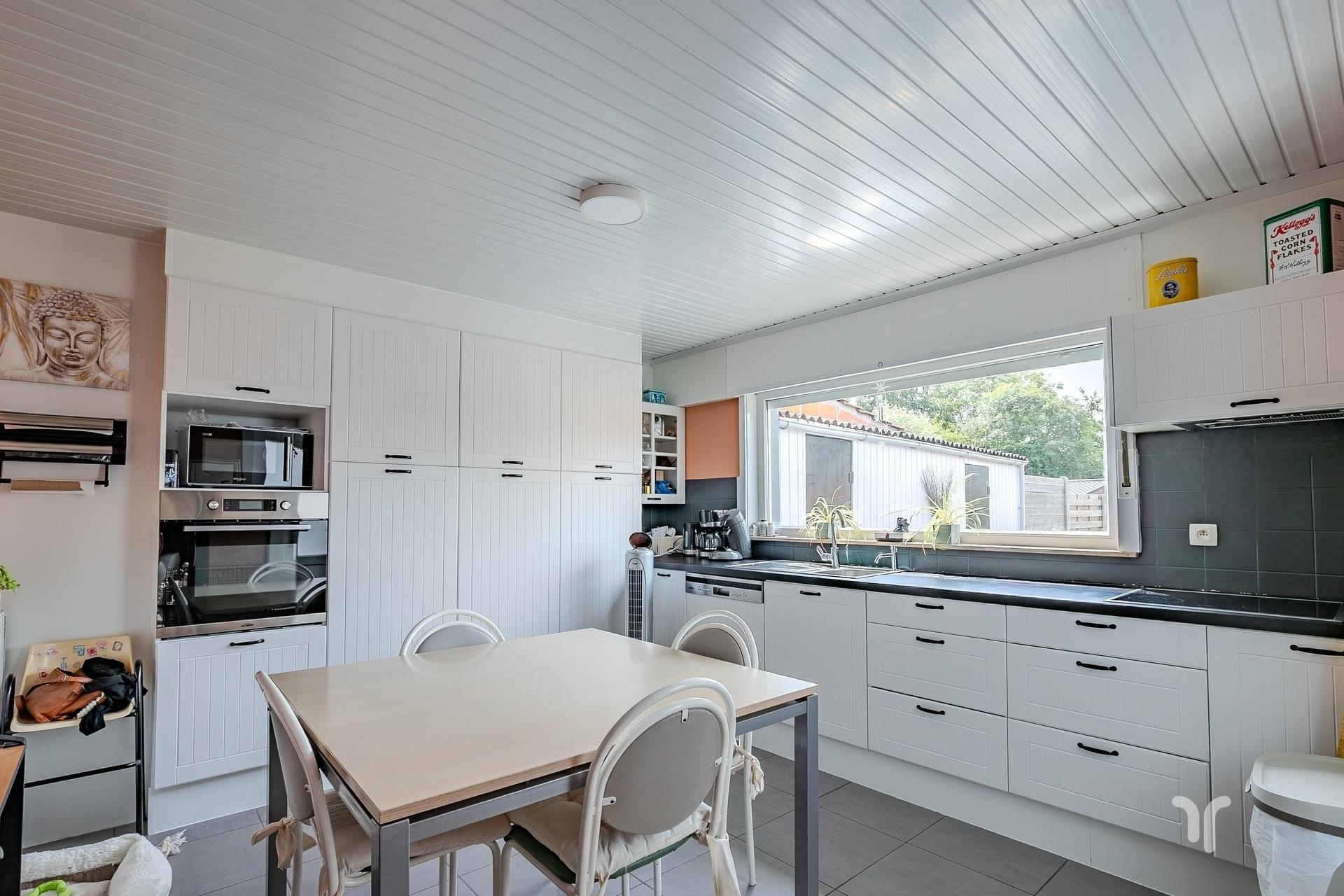 Instapklare, gesloten bebouwing op rustige ligging met 3 slaapkamers, garage en prachtige tuin. - foto 3