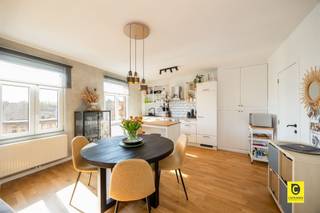Welkom in dit prachtig gerenoveerde appartement gelegen in het Antwerpen 2020 district. Gelegen op de derde verdieping biedt dit...
