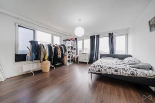 Appartement met 2 slaapkamers in Laken. Gelegen in een aangename buurt bestaat dit lichtrijke appartement uit een inkomhal, een woonkamer met eetkamer, een volledig uitgeruste keuken, twee comfortabele slaapkamers, een badkamer en een apart toilet. Het appartement beschikt eveneens over twee kleine terrassen en een kelder die extra bergruimte biedt. EPC: E. Elektrische installatie conform. Ideaal voor een koppel, een klein gezin of als investering. Dicht bij openbaar vervoer, winkels en scholen. Zeker een bezoek waard.