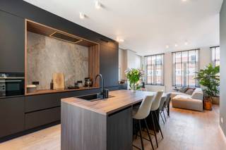 Indeling:Stap binnen in dit kwalitatief, luxueus, gerenoveerd appartement. Bij het binnenkomen baadt u meteen in een zee van licht, wat een zeer...