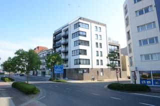 Res.Seahorse II.<br />Modern, mooi afgewerkt appartement gelegen op de 1de verdieping van de Baron de Maerelaan in Zeebrugge-Bad vlakbij het strand. Indeling: inkom met afzonderlijk toilet, open keuken, lichtrijke leefruimte met grote schuiframen uitgevend op het balkon, 2 ruime slaapkamers uitgevend op ruim zuidgericht terras, douchekamer met lavabo en bergruimte met plaats voor wasmachine. Autostaanplaats inbegrepen. 900 euro per maand + forfait syndickosten 75 euro per maand.<br />Ref.OGA518