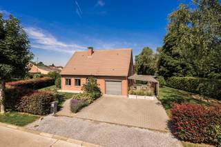 <p>Op zoek naar een verzorgde instapklare gezinswoning met een mooie tuin, veel comfort en een uitstekende ligging?<br />De woning werd gebouwd in 1985 en onderging verschillende verbeteringen en renovaties.</p>
<p><span>Gelijkvloers:</span> Via de verzorgde inkomhal betreedt u de woning. Deze geeft toegang tot een ruime en aangename leefruimte, bestaande uit een gezellige living en eetplaats, voorzien van airco en FLAM een inbouwhaard. De keuken sluit mooi aan op de leefruimte en beschikt over een praktische ontbijthoek. Verder vinden we op het gelijkvloers een berging en de garage. Vanuit de keuken is er verbinding naar het terras en de prachtig verzorgde tuin. Een absolute troef is de carport, die momenteel ingericht is als een aangenaam overdekt terras en daardoor een extra buitenleefruimte vormt.</p>
<p><span>Verdieping:</span> Op de eerste verdieping bevinden zich: 3 slaapkamers, een vernieuwde badkamer met ligbad en douche, een afzonderlijk toilet en een praktische berging.<br />Daarnaast beschikt de woning over een bergzolder, ideaal als extra opslagruimte.<br />De woning beschikt over een zeer verzorgde en mooi aangelegde tuin voorzien van een tuinhuis. Er is kruipkelder aanwezig.</p>
<p>Deze woning is netjes onderhouden en beschikt over heel wat comfort en interessante voorzieningen: 22 zonnepanelen, driedubbele beglazing, isolatie in de muren, waterverzachter, regenwaterpomp, warmtepompboiler, alarminstallatie, airco, verwarming via accumulatiekachels,...</p>
<p><span>Ligging:</span> De woning is gelegen in het centrum van Pellenberg, een aangename en gegeerde deelgemeente van Lubbeek. De ligging biedt een mooie combinatie van rust, groen en bereikbaarheid. Ook Leuven is vlot bereikbaar, zowel met de wagen als via het openbaar vervoer. Winkels, voorzieningen en openbaar vervoer bevinden zich op korte afstand.</p>
<p>Een ideale woning voor wie op zoek is naar comfort, ruimte en een goede ligging nabij Leuven, zonder grote renovatiewerken te moeten voorzien. Een woning die u zeker moet komen ontdekken! Maak een afspraak via admin@immodrome.be of 016 23 47 23</p>