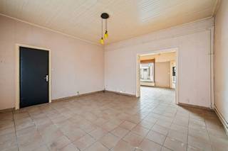 <span>Deze woning is gelegen in Zarren.<br /><br /></span><span>De indeling van de woning is als volgt:</span><br />Op het gelijkvloers: inkomhal, woonkamer met eetplaats, badkamer, ruime keuken met zicht op de tuin, berging, zonnige tuin en groot bijgebouw met mancave.<br /><span>Op het eerste verdiep zijn er 3 slaapkamers en een vaste trap naar de zolder (4e slpk mog.)</span><br />De woning beschikt tevens over een kelder.<br /><br /><span>PLUSPUNTEN:</span><br /><span>- 4 SLPKS MOGELIJK</span><br /><span>- GROOT BIJGEBOUW (MET MANCAVE)</span><br /><span>- ZONNIGE TUIN</span>