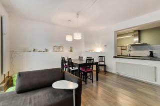 Geniet van het leven aan de kust met dit prachtige, instapklare appartement met frontaal zeezicht! 🌅🔑 Specificaties:Inkomhall met vestiaire 🚪Ruime...