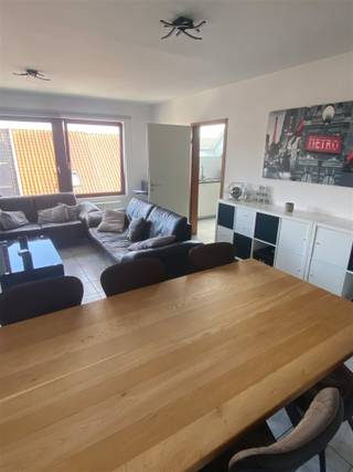 <p>Appartement TE HUUR nabij het station van Oudenaarde.</p><p>Dit appartement omvat Inkom, ruime leefruimte, apart toilet, keuken met hedendaags comfort, <br />3 slaapkamers, badkamer, wasplaats en een afgesloten garagebox.</p><p>Dit appartement biedt de ideale combinatie tussen rust en stedelijk gemak!<br />De woonruimtes zijn recent opgefrist voor een aangenaam wooncomfort.</p><p>€50/mnd gemeenschappelijke lasten.</p><p>Interesse?<br />vraag uw bezoek aan via onze website www.immodhondt.be </p>