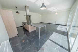 Zeer goed en centraal gelegen ruim gelijkvloers appartement van 96,5 m2 met 2 slaapkamers en terras van 24m2 met tuin van 134m² aan de achterzijde.Op...