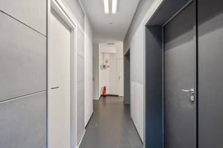 Deze mooie ruimte is gelegen op een interessante locatie aan de achterkant van het station een geniet een hoge visibiliteit daar het de hoek vormt...