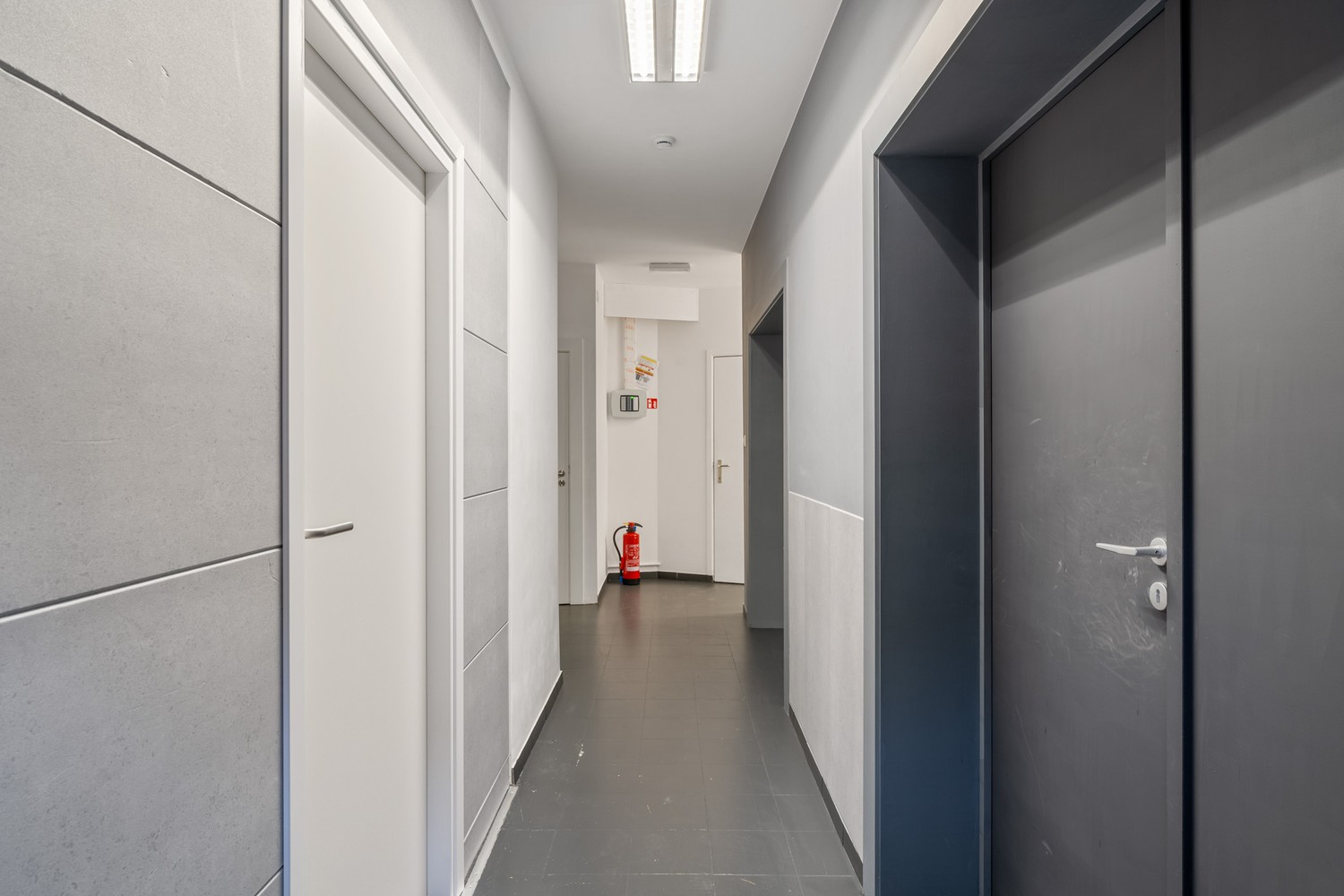 Goed gelegen kantoor/praktijkruimte met een kelderverdieping en een garagebox te Kessel-Lo! - foto 2