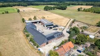 OUDSBERGEN - Zeer ruime landbouwwoning op 2,5ha met loodsen <br /><br />Deze ruime landbouwwoning met deels vergunde loodsen en weiland biedt tal van mogelijkheden voor wie op zoek is naar ruimte, rust en een ruime eigendom. De combinatie van de woning, de bijhorende loodsen en het aansluitende weiland maakt dit pand bovendien interessant voor bijvoorbeeld een kangoeroewoning of andere invulling. Informeer zeker naar de mogelijkheden en bestemmingen op deze eigendom.<br /><br />De woning beschikt op het gelijkvloers over een inkomhal met aan beide zijden een ruime leefruimte met keuken. Beide leefruimtes geven uit op de grote veranda/polyvalente ruimte. Verder bevinden er zich een badkamer, apart toilet, wasplaats en verschillende bergruimtes.<br />Op de verdieping zijn momenteel maar liefst 5 slaapkamers aanwezig. Dankzij de beschikbare ruimte zijn er mogelijkheden om bijkomende kamers te creëren en eventueel een tweede trap te voorzien.<br /><br />Aansluitend aan de woning bevindt zich een ruime loods met achterliggende opslagruimte. Daarnaast ligt een mooi, aaneengesloten weiland van circa 2 hectare, volledig omheind met Bekaert-draad.<br />De volledige eigendom is omheind en beschikt over een brede automatische toegangspoort.<br /><br />De woning werd reeds voorzien van zonnepanelen. De daken van de woning en de vergunde loodsen werden vernieuwd en ook het buitenschrijnwerk werd reeds vervangen.<br /><br />Een ruime eigendom met veel mogelijkheden!<br /><br />Wenst u meer informatie of wilt u graag een bezoek inplannen? Aarzel dan niet om ons te contacteren via 053/60.65.66.