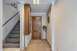 Welkom in deze charmante gezinswoning gelegen in de Kuiperhofstraat te Houthalen. Deze woning combineert ruimte, comfort en een rustige ligging, waardoor ze de ideale thuisbasis vormt voor gezinnen, koppels of starters.<br /><br />Bij het binnenkomen wordt u verwelkomd in een verzorgde inkomhal die toegang geeft tot de verschillende leefruimtes. De gezellige en lichtrijke woonkamer geniet van veel natuurlijke lichtinval en biedt voldoende ruimte voor een comfortabele zithoek en een gezellige eethoek.<br /><br />Aansluitend bevindt zich de praktische keuken, voorzien van alle nodige comfort voor dagelijks gebruik.<br /><br />Op de verdieping beschikt de woning over drie volwaardige slaapkamers 🛏️, ideaal als master bedroom, kinderkamer, logeerkamer of bureau. Daarnaast is er een verzorgde badkamer 🚿 die functioneel is ingericht.<br /><br />Buiten kunt u genieten van een ruim terras waar u in alle rust kunt ontspannen, terwijl kinderen er veilig kunnen spelen of u er gezellige momenten kunt doorbrengen met familie en vrienden.<br /><br />De woning is gelegen in een rustige en kindvriendelijke buurt, op korte afstand van winkels, scholen, openbaar vervoer en belangrijke invalswegen. Bovendien bevinden verschillende wandel- en fietsroutes zich in de nabije omgeving, waardoor u ook kunt genieten van de groene omgeving. 🌿<br /><br />Kortom, een ideale woning voor wie op zoek is naar ruimte, comfort en een uitstekende ligging in Houthalen. ✨<br /><br />Stedenbouwkundige info:<br />Woongebied – bouwvergunning – geen rechterlijke herstelmaatregel of bestuurlijke maatregel opgelegd – geen voorkooprecht -  geen verkavelingsvergunning. <br /><br />O-peil: niet overstromingsgevoelig<br /><br />EPC: 557 kWh/m² jaar - certificaatnummer: 20250814-0003663763-RES-1<br /><br />G-score: A<br />P-score: A