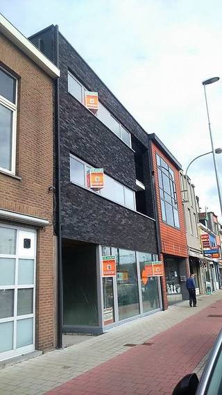 Ruim nieuwbouwappartement gelegen op het eerste verdiep van een nieuwbouwproject. <br />Het bevat 2 slaapkamers, ruime woonkamer, keuken, zonneterras, badkamer, toilet en heeft een bewoonbaar oppervlakte van +- 85 m². Er is ook een buitenberging aanwezig <br />Dicht bij tram, bus, snelweg en centrum Gent. <br />1050 € / maand. 50 euro alg kosten per maand<br />Vrij vanaf 01/08/2025 - info via mail : immo@poppe.be<br />eerste bezoekmoment na afspraak op 08/07/2026