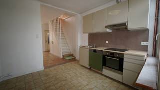 Deze rijwoning is gelegen in Lokeren en biedt alle comfort voor aangenaam wonen.De woning omvat een inkomhal, een lichtrijke living, een ingerichte...