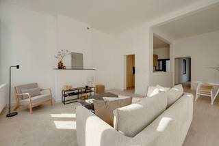 In het hart van Antwerpen bevindt zich dit hoogwaardig gerenoveerde appartement op de eerste verdieping. Een unieke woonbeleving waar elegantie, comfort en licht harmonieus samenkomen.<br /><br />Bij binnenkomst wordt u meteen verwelkomd door een gevoel van ruimte en rust. De afwerking werd met uiterste zorg gekozen, waarbij natuurlijke materialen, zachte kleuren en een tijdloos design zorgen voor een stijlvolle en serene woonomgeving.<br /><br /><span><strong>INDELING</strong></span>:<br /><br />Via de inkomhal betreedt u de uitzonderlijk lichtrijke leefruimte, waar grote raampartijen een overvloed aan natuurlijk licht binnenbrengen en een aangename sfeer creëren. <br /><br />De open leefruimte vloeit moeiteloos over in de volledig geïntegreerde designkeuken, uitgerust met kwalitatieve toestellen en verfijnde maatkasten in warme houttinten. <br /><br />De aansluitende eetruimte vormt een elegante plek om te tafelen en gasten te ontvangen.<br /><br />Het appartement beschikt over ruime, rustig gelegen slaapkamers die uitnodigen tot ontspanning. <br /><br />De badkamer werd afgewerkt met oog voor detail en biedt een stijlvolle inloopdouche en hoogwaardige materialen. <br /><br />Verder is er een apart gastentoilet en een praktische bergruimte aanwezig.<br /><br /><span><strong>BIJZONDERHEDEN</strong></span>:<br /><br />- Volledig en kwalitatief gerenoveerd met oog voor detail<br />- Gelegen op de eerste verdieping (zonder lift)<br />- Uitermate lichtrijk dankzij grote raampartijen<br />- Hoogwaardige, duurzame materialen en verfijnde afwerking<br />- Gegeerde centrumligging nabij winkels, gastronomie en openbaar vervoer