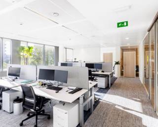 Kantoor te huur met ideale ligging in het hart van de Europese wijk. Talrijke faciliteiten in de onmiddellijke omgeving (winkels, bars, restaurants, fitnesscentrum, parkeergarage, enz.)<br />Gemakkelijk bereikbaar met het openbaar vervoer.<br />Parkeerplaats beschikbaar: €1.600/plaats/jaar