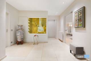 <strong>Ruime hoogwaardig afgewerkte villa (bwjr 2008) gelegen op een toplocatie in het hart van het Park den Brandt<br /></strong>met:<br /><br />- op het gelijkvloers: ruime inkomhal op natuursteen met vestiaire en gastentoilet, lift, doorgang naar riante L-vormige woonplaats op parket met dubbel salon, ruime aansluitende eetplaats en ingerichte TV-kamer (of bureau). Grote, volledig uitgeruste keuken met eethoek. <br /><br />- op de eerste verdieping brede overloop met toegang naar drie ruime slaapkamers met elk hun ensuite badkamer en dressing alsook hoofdslaapkalmer met luxe-badkamer en grote walk-in dressing.<br /><br />- op de tweede verdieping eveneens bereikbaar via de lift, extra slaapkamer met aansluitende douchekamer, grote polyvalente ruimte (fitness, family-room, kantoor, ...) en zolderruimte.<br /><br /><strong>BIJZONDERHEDEN:</strong><br /><span><br />Uitstekend gelegen in prachtige parkomgeving en nabij de zuidelijke invalswegen van de stad<br /></span><span>Zeldzaam EPC label A - 82 kWh/m² (!)<br />Hedendaagse en kwalitatieve architectuur<br /></span><br /><strong>Technieken:<br /><br /></strong>Hoogwaardige cv-installatie op gas<br />Ingebouwde aircoinstallatie rondom <br />Regenwaterrecyclage