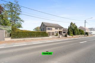 Karaktervolle jaren ’70 villa met uitzonderlijk volume en mogelijkheden. Bent u op zoek naar een woning met ruimte, karakter en ongeziene mogelijkheden? Dan is deze imposante villa uit de jaren ’70 een unieke opportuniteit. Met een bewoonbare oppervlakte van maar liefst 446 m² en een perceel van 821 m² biedt deze eigendom een zeldzame combinatie van volume, flexibiliteit en potentieel. Ideaal voor wie wonen en werken wil combineren, een vrij beroep uitoefent of gewoon op zoek is naar ruimte in overvloed. De woning ademt nog steeds de charme van de authentieke jaren ’70, met royale ruimtes en een doordachte indeling die vandaag opnieuw volledig tot haar recht kan komen. Via de royale oprit bereikt u de woning, waar u binnenkomt in de inkomhal die toegang biedt tot de zeer ruime woon- en eetkamer. Aansluitend bevindt zich de keuken, die op haar beurt toegang geeft tot een achterinkom, ideaal voor praktisch gebruik. Op het gelijkvloers vindt u verder een ruime bureauruimte of extra slaapkamer, een berging, toegang tot de kelder en een dubbele inpandige garage — perfect voor wie nood heeft aan werk- of opslagruimte. De eerste verdieping omvat momenteel vijf slaapkamers, een badkamer en toegang tot een ruime bergzolder. Via een vaste trap bereikt u bovendien een tweede zolderverdieping, die nog tal van uitbreidingsmogelijkheden biedt. De tuin bevindt zich aan beide zijden van de woning, wat zorgt voor een aangename buitenbeleving en extra privacy. Hoewel de woning grondig te renoveren is, vormt dit net de ideale basis om een unieke woon- of werkplek volledig naar eigen smaak te creëren. Dankzij het EPC-label D (332 kWh/m²) is er bovendien geen renovatieverplichting, wat extra flexibiliteit biedt. Deze eigendom is een zeldzame kans voor wie ruimte, karakter en potentieel weet te waarderen.<br /><br />