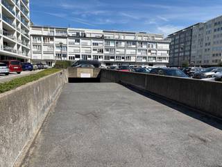 Uiterst centraal gelegen garagebox te koop te Middelkerke, René Mouchotteplein, vlakbij centrum en Zeedijk.Afmetingen:- Diepte: 5,45m- Breedte:...