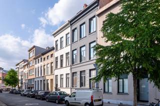 <p><strong>Twee charmante één-slaapkamerappartementen te koop in prachtige herenwoning – Centrum Antwerpen – €185.000/stuk (NOG MAAR 1 BESCHIKBAAR!!!)</strong></p>
<p>In het hart van Antwerpen, in een rustige en residentiële straat, vinden we deze twee smaakvolle één-slaapkamerappartementen terug, gelegen op het tweede en derde verdiep van een statige en goed onderhouden herenwoning.</p>
<p>Beide appartementen zijn praktisch ingedeeld en ideaal voor wie op zoek is naar comfort en een centrale ligging. De lichtrijke leefruimte sluit mooi aan op de compacte, functioneel uitgeruste keuken. De aparte slaapkamer biedt voldoende ruimte voor een dubbel bed en kast, en ook de badkamer is efficiënt en netjes ingericht.</p>
<p>Dankzij de ligging op de hogere verdiepingen geniet je van rust, licht en privacy, met toch alle troeven van de stad binnen handbereik. Winkels, openbaar vervoer, horeca en culturele hotspots liggen op wandelafstand.</p>
<p><strong>Troeven:</strong></p>
<ul>
<li>
<p>Twee instapklare één-slaapkamerappartementen te koop</p>
</li>
<li>
<p>Gelegen op het tweede en derde verdiep van een charmante herenwoning</p>
</li>
<li>
<p>Praktische indeling en veel lichtinval</p>
</li>
<li>
<p>Centrale doch rustige ligging in Antwerpen centrum</p>
</li>
<li>
<p>EPC label B – energiezuinig wonen</p>
</li>
<li>
<p>Vraagprijs: €185.000 per appartement</p>
</li>
<li>
<p>Ideaal voor alleenstaanden, koppels of investeerders</p>
</li>
</ul>
<p>Perfect voor wie op zoek is naar een sfeervolle, centraal gelegen woonst of een interessante investering.</p>