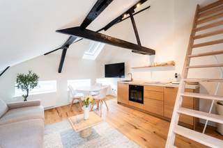 <p><strong>Gerenoveerd beleggingspand van 4 units in hartje Antwerpen</strong></p>
<p>In het hart van Antwerpen, op een steenworp van de Grote Markt en de Kathedraal, presenteren wij dit stijlvol gerenoveerde gebouw uit 2024. De eigendom bestaat uit vier afzonderlijk vergunde units en is volledig instapklaar als opbrengsteigendom.<br /><br />Indeling:<br /><br />Gelijkvloers: commerciële ruimte, verhuurd via handelshuurovereenkomst aan €1.500 per maand<br /><br />Eerste verdieping: appartement/studio – verhuurd<br /><br />Tweede verdieping: appartement/studio – verhuurd<br /><br />Derde verdieping: appartement met terras – verhuurd<br /><br />De gecombineerde netto-huurinkomsten van de bovenliggende appartementen bedragen ongeveer €3.000 per maand, met een aanzienlijke stijging in de lente- en zomermaanden. De totale huurinkomsten per maand bedragen minimaal tussen de €4.500 en €5.000 netto.<br /><br />Dit gebouw is vergund als vier afzonderlijke entiteiten en werd in 2024 volledig gerenoveerd. De combinatie van vaste en toeristische verhuur zorgt voor een flexibele en rendabele investering. Dankzij de centrale ligging in het historisch hart van Antwerpen is dit een gegeerde locatie met directe rendementsgarantie. Een zeldzame kans op een zorgeloze investering met sterke huuropbrengsten. <br /><br />Neem contact op met LISTED voor meer informatie of een bezichtiging: +32 3 283 51 51</p>