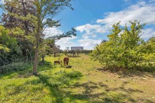 <p>Voor meer info of een bezoek, bel 054 69 39 36 – <strong>Deze bouwgrond van 9a 21ca voor een halfopen bebouwing</strong> bevindt zich in het landelijke en rustige Erondegem, een groene omgeving die de perfecte basis vormt om jouw droomhuis te realiseren. Naast ruimte voor een woning biedt het perceel ook <strong>een ruime achterliggende grond</strong>, ideaal voor <strong>een grote tuin met de nodige privacy</strong>. De ligging is bovendien bijzonder gunstig: de uitvalswegen naar Aalst, Gent en Brussel bevinden zich op een boogscheut, waardoor je vlot verbonden bent met de omliggende steden. <strong>Het perceel heeft een breedte van 11,50 meter</strong> <strong>en een diepte van 90,7 meter. </strong>Voor de woning bedraagt de <strong>bouwbreedte op het gelijkvloers 8,5 meter met een bouwdiepte van 15 meter, terwijl op de verdieping een bouwdiepte van 12 meter is toegestaan</strong>. Zowel platte als hellende daken zijn toegelaten, waarbij de <strong>kroonlijsthoogte maximaal 6,50 meter</strong> bedraagt en bij <strong>een zadeldak de nokhoogte maximaal 6 meter boven de kroonlijst</strong> mag reiken, met een noklijn die evenwijdig loopt aan de voorbouwlijn. Er geldt bovendien <strong>geen directe bouwverplichting</strong>, waardoor je alle vrijheid hebt om op het juiste moment jouw woonproject te realiseren.</p>