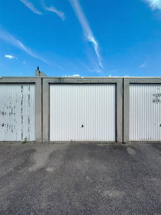 GARAGE TE KOOP IN HET CENTRUM VAN ROESELARE, DEZE GARAGE BESCHIKT OVER EEN ASBESTVRIJ DAK EN EEN RECENTE POORT DIE PERFECT AFSLUIT.IDEAAL ALS...