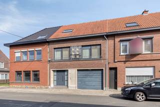 In het hart van Kruibeke vinden we deze ruime en verzorgde woning, ideaal voor wie op zoek is naar veel leefruimte en een praktische indeling.Bij het...