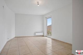 Dit aangenaam en ruim duplex appartement bevindt zich in hartje Lebbeke op wandelafstand van winkels, scholen en openbaar vervoer en is gelegen op...