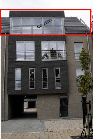 De ligging in het centrum van Geel is uitstekend: op slechts 5 minuten wandelen bereikt u zowel de horecagelegenheden op de markt, winkels en boetieks, cinema Studios Geel en het treinstation. Dit is de ideale uitvalsbasis om te wonen en werken in Geel en omgeving. <br />Dit type appartement is 60m² groot en erg praktisch ingedeeld. De leefruimte heeft enkele grote raampartijen. Er is een open keuken die toch handig is afgescheiden van de rest van de living. De keuken werd voorzien van alle gemakken om uw verblijf zo aangenaam mogelijk te maken. Aansluitend ligt een kleine berging met wasmachine en droogkast. Verder telt het appartement 1 slaapkamer met aansluitend de badkamer, voorzien van douche, toilet en lavabo.<br />Het geheel is gemeubeld, inclusief huisraad. Achteraan het gebouw is er parkeergelegenheid aanwezig. 1 autostaanplaats is inbegrepen in de huur. Beschikbaar vanaf 6/01/2026. Huurwaarborg bedraagt 3 maanden huur.<br /><br />English version<br />The location in the center of Geel is excellent: within just a 5-minute walk, you can reach the restaurants and cafés on the market square, shops and boutiques, the Studios Geel cinema, and the train station. This is the ideal base for living and working in Geel and the surrounding area.<br /><br />This type of apartment is 60 m² in size and very practically laid out. The living area features several large windows. There is an open kitchen that is conveniently separated from the rest of the living room. The kitchen is equipped with everything you need to make your stay as comfortable as possible. Adjacent to it is a small storage room with a washing machine and dryer. The apartment also includes one bedroom with an en-suite bathroom, equipped with a shower, toilet, and sink.<br />The property is fully furnished, including all household items.<br /><br />At the back of the building, parking is available. One parking space is included in the rent.<br /><br />Available from January 6, 2026. The rental deposit amounts to three months’ rent.