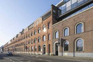 Op een toplocatie in het bruisende Dok-Noord vindt u dit stijlvol één slaapkamer appartement met zonnig terras. Gelegen op de vierde verdieping van een recent gebouw, combineert dit appartement hedendaags comfort met een levendige stadsomgeving.Indeling: Inkomhal met toilet - twee bergingen - grote leefruimte - open keuken - badkamer - slaapkamer met dressing - terrasDe gemeenschappelijke kosten bedragen 120,00 euro/maand en dienen voor het onderhoud van de gemene delen.Er is ook een autostaanplaats bij te huren voor 75,00 euro/maand.Onmiddellijk beschikbaar!