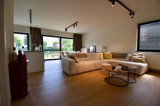 Dit gelijkvloers appartement is gelegen in het centrum van Ruiselede dichtbij verschillende faciliteiten.<br />Door zijn goede ligging is er een vlotte verbinding naar Tielt en Aalter.<br />Het appartement heeft een bewoonbare oppervlakte van 96,58 m² en is omgeven door een onderhoudsvriendelijke tuin met terras.<br />Er is mogelijkheid om een garage bij te huren.<br /><br />Indeling: inkomhal - gastentoilet - ruime woonkamer met centrale verwarming gas - keuken met elektrisch koken, dampkap, spoelbak, koelkast, oven en microgolfoven - berging - 2 slaapkamers met centrale verwarming gas - badkamer met inloopdouche en lavabomeubel.<br /><br />Algemeen:<br />- EPC 33 - label A<br />- Zeer energiezuinig<br />- Wasverzachter aanwezig<br />- Airco aanwezig<br />- Mogelijkheid tot het bijhuren van garage met sectionale poort: € 60/maand<br />- Inbegrepen in de gemeenschappelijke kosten: onderhoud inkomhal en tuin, wassen van de ramen langs de buitenzijde en wasverzachter<br />- Vrij vanaf 01/07/2026<br /><br />Huurprijs: € 870/maand + € 50/maand gemeenschappelijke kosten.<br />Huur garage: € 60/maand incl. normaal elektriciteitsverbruik.