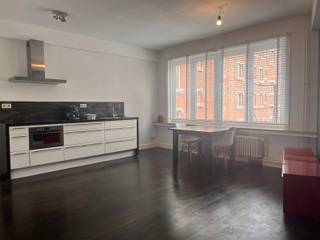 Studio lumineux et spacieux au troisième étage à l’arrière du bâtiment avec ascenseur, situé sur la Bondgenotenlaan. Le studio dispose d’une...