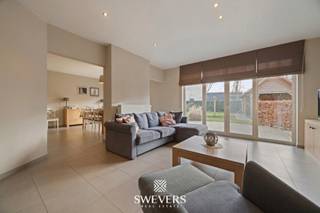 Voor meer info en foto’s, surf naar www.swevers.be – In een rustige, residentiële<br />buurt van Koersel vind je deze instapklare landelijke woning met een bewoonbare<br />oppervlakte van 296 m², verdeeld over drie volwaardige verdiepingen. De woning telt<br />vier ruime slaapkamers, twee badkamers, een bureauruimte en een grote leefruimte<br />met gashaard en zicht op de zuidgerichte tuin. De keuken van 24 m² is perfect<br />geïntegreerd en geeft eveneens uit op de tuin. Inpandige garage, handige berging en<br />ingebouwde vestiaires maken het plaatje compleet. Op de eerste verdieping is er o.a.<br />een master bedroom met dressing, drie kinderkamers met airco, een badkamer én<br />extra doucheruimte. De zolder (49 m²) biedt extra opslagruimte, net als de droge<br />kelder van 184 m². Gebouwd in 2007 en tuinaanleg, tuinberging, gashaard en<br />maatwerkkasten tussen 2010- 2019. Voorzien van 24 zonnepanelen, airco’s,<br />maatkasten en een volledig aangelegde, omheinde tuin op een perceel van 7a80.<br />Gelegen op wandelafstand van winkels, scholen en ontspanning, met vlotte<br />bereikbaarheid. Voor meer informatie, bel 011 255 155. Bron bewoonbare<br />oppervlakte: EPC – verslag.