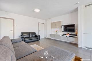Voor meer info en foto’s, surf naar www.swevers.be – Instapklare halfopen woning op een rustige locatie in Beverlo, gelegen in een doodlopende straat vlak bij een parkje met speeltuin. Deze verzorgde gezinswoning werd gebouwd in 2015 en biedt een bewoonbare oppervlakte van 111 m². In 2025 werd bovendien een laadpaal geplaatst, wat extra comfort biedt voor wie elektrisch rijdt. Bij het binnenkomen betreedt u de inkomhal met gastentoilet. De woonkamer van 17,52 m² is aangenaam en praktisch in te richten met een zithoek. Aansluitend vindt u de ruime keuken en eethoek van 19,51 m², met voldoende plaats voor een functionele opstelling. Vanuit de keuken heeft u rechtstreeks toegang tot het terras. Verder is er een handige berging met aansluiting voor wasmachine en technische voorzieningen.<br />Op de verdieping zijn er drie slaapkamers van 13,44 m², 8,01 m² en 5,76 m², ideaal als slaapkamer, bureau of dressing. De badkamer is centraal gelegen en functioneel ingericht. Buiten geniet u van een compact en onderhoudsvriendelijk perceel van 1a 69ca met noordoostelijke oriëntatie, ideaal voor ochtend- en voormiddagzon op het terras. Extra troeven zijn de carport van 17,1 m², extra bergruimte, een tuinhuisje, rolluiken in de slaapkamers, vliegenramen en een beveiligde deur. Winkels, scholen, openbaar vervoer en ontspanning bevinden zich in de nabije omgeving, met een vlotte verbinding naar de snelweg. Voor meer informatie, bel 011 255 155. Bron bewoonbare oppervlakte: EPC – verslag.