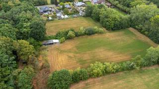 <p>Interesse? Plan dan zelf je bezoek in via onze digitale kalender of neem gerust contact op met Noor Helsen via noor.helsen@copandi.be of telefonisch via +32 471 90 18 10.</p> <p>Deze landbouwgrond is rustig gelegen in een zijweg van de Kievitstraat, met een vlotte verbinding naar de belangrijkste invalswegen. Hier woon je in een groene en landelijke omgeving die toch goed bereikbaar is.</p> <p>Het perceel heeft een totale oppervlakte van 12.407 m² en biedt tal van mogelijkheden. Ideaal voor wie op zoek is naar een gunstig gelegen landbouwgrond of gewoon een plek om te genieten van rust en natuur. Voor extra praktisch gebruik is er vooraan op het perceel een opslagplaats aanwezig.</p> <p><b>Kenmerken</b><br />- Vrij van pacht en huur, onmiddellijk beschikbaar<br />- Totale oppervlakte: 12.407 m²<br />- Opslagplaats aanwezig<br />- P-score: A</p>