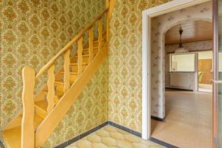 Bent u op zoek naar een woning die u volledig naar uw eigen smaak kunt renoveren? Dan is deze halfopen bebouwing aan de Kloosterbaan 88 in Arendonk een uitstekende opportuniteit.

De woning beschikt over een ruime leefruimte, een praktische keuken, een aangename veranda, twee slaapkamers en een badkamer. Daarnaast zijn er een garage en een ruime oprit met voldoende parkeergelegenheid.

Een extra troef is de zolderverdieping, die tal van mogelijkheden biedt voor wie op zoek is naar extra ruimte. Mits de nodige renovatie kan deze verdieping een mooie meerwaarde vormen voor de woning.

Dankzij de centrale ligging langs de Kloosterbaan geniet u van een vlotte verbinding naar het centrum van Arendonk, winkels, scholen en belangrijke invalswegen.

Bent u op zoek naar een woning met karakter, ruimte en een stevig renovatiepotentieel? Neem dan gerust contact met ons op voor meer informatie.

Oppervlakten zijn indicatief en conform EPC