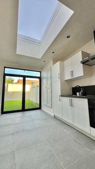 Welkom in deze recent vernieuwde en geschilderde woning met een gunstig EPC-label B. De woning biedt veel ruimte en comfort, en is ideaal voor wie...