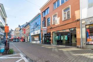 Een commercieel zeer goed gelegen handelsruimte/kantoor/winkelpandin de VolpestraatBestaande uit:Handelsruimte/winkel (+- 83m² - momenteel ingericht...