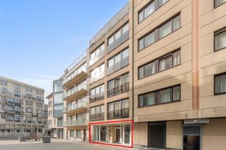 <p><strong>De Panne: Ruim en instapklaar gelijkvloers appartement op 50 meter van de zeedijk!</strong><br /> </p>
<p>Op zoek naar ruimte, comfort én een topligging aan zee? Dit uitzonderlijk ruime gelijkvloerse appartement ligt op amper 50 meter van de zeedijk en op wandelafstand van het levendige centrum van De Panne. Met een bewoonbare oppervlakte van maar liefst 127 m² en een gezellig privatief koertje is dit een zeldzaam aanbod aan de Belgische kust.<br /> </p>
<p><strong>Indeling</strong></p>
<p>Het appartement beschikt over een eerste ruime en lichtrijke leefruimte, een tweede woonkamer met open en volledig ingerichte keuken, een comfortabele slaapkamer met en suite badkamer, een aparte doucheruimte, een apart toilet en een privatief koertje. Op de benedenverdieping bevindt zich een ruime slaapkamer en een kelder/berging. Dankzij de royale oppervlakte is er bovendien de mogelijkheid om extra kamers te creëren.</p>
<p><strong>Mogelijkheid tot aankoop van een garage vlak onder de zeedijk – €55.000</strong><br /> </p>
<p><strong>Troeven</strong></p>
<ul><li>
<p>Slechts 50 meter van de zeedijk</p>
</li><li>
<p>Perfect als hoofdverblijf, tweede verblijf of investering</p>
</li><li>
<p>Flexibele indeling met mogelijkheid tot extra kamers of bureau</p>
</li></ul>
<p><br /><strong>Meer informatie? </strong>Contacteer Frederick via 058/22.41.70.</p>