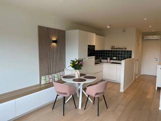 Dit recente en volledig instapklare appartement bevindt zich op een toplocatie te Brasschaat, vlakbij alle winkels, het gezellige park van Brasschaat, De Golf, openbaar vervvoer,.... Het appartement is afgewerkt met de beste materialen, bij binnenkomst betreden we de zonnige woonkamer op parketvloer, volledig ingerichte open keuken, aparte berging en een apart gastentoilet met handenwasser. De zeer ruime slaapkamer op parketvloer geeft toegang tot een terras met prachtig zicht. De badkamer is voorzien van een douche, wastafel en een praktische wasmachine/droogkastaansluiting. Het appartement is bovendien voorzien van airco, heeft een aparte fietsberging,,een gunstig EPC en een conforme elektrische keuring!