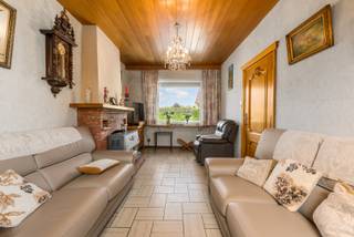 Ontdek deze charmante woning met aangename tuin en garage, gelegen in het pittoreske Dudzele. De woning bevindt zich in een rustige, residentiële woonomgeving en ligt op korte afstand van zowel Brugge als Knokke-Heist.<br /><br />Indeling:<br />Inkom, leefruimte met eetplaats en zithoek, keuken, badkamer, slaapkamer, garage.<br /><br />Verdieping met nachthal en twee slaapkamers.<br /><br />Diepe tuin met toegang via zijpoortje.<br /><br />Onderworpen aan de renovatieverplichting van de Vlaamse overheid voor residentiële gebouwen.<br /><br />Bezoeken? Graag na afspraak met Avantimmo op het nummer 050 62 50 55