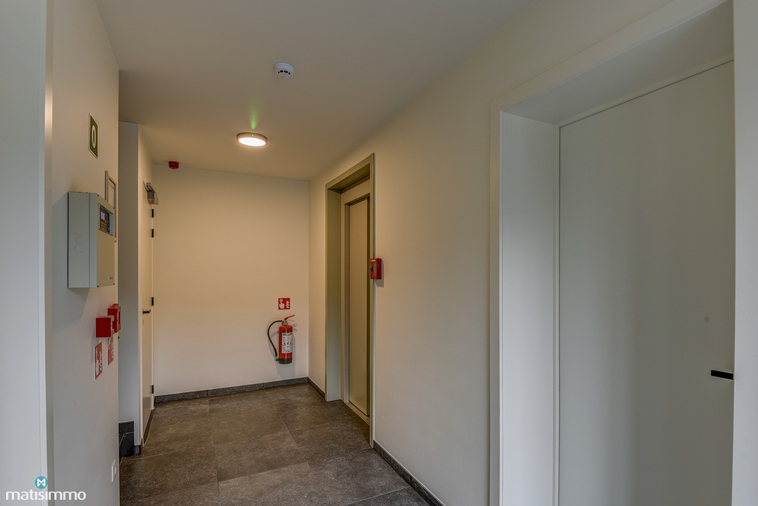 RUIM NIEUWBOUW APPARTEMENT MET 2 SLAAPKAMERS, OVERDEKT TERRAS, GARAGE, AUTOSTAANPLAATS EN KELDERBERGING TE BEVERST - foto 4