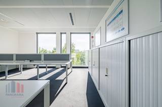 Enorm goed gelegen kantoren van 351 m² te huur, strategisch gelegen vlakbij de E19 en op amper 450 m van de R0-op- en afrit 6...