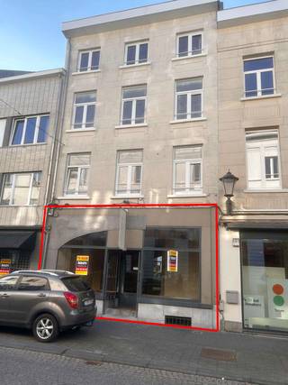 Commercieel gelijkvloers te huur, met een opp. van ca. 65 m², met een mooie gevelbreedte, gelegen in de gekende Graaf Van Egmontstraat, naast Forum Interim.
De maandelijkse huurprijs bedraagt 1.750 euro.
Het gebouw wordt nog gerenoveerd.
Onroerende voorheffing ten laste van de huurder.
Benieuwd naar dit bedrijfsvastgoed te huur gelegen te Mechelen?
Contacteer info@immodelestre.be of 054 33 62 52.
www.immodelestre.be