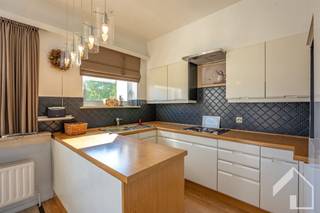 <p><span>Gelegen in een rustige woonstraat in Hoevenen tussen de centra van Kapellen en Stabroek en met een goede verbinding richting de Haven, Antwerpen en Nederland kan u deze goed onderhouden, instapklare woning bezoeken. Bovendien kan u scholen, winkels, parken, recreatie, openbaar vervoer,... in de directe nabijheid terugvinden. </span></p><p><span> </span></p><p><span>In deze bel-etage woning verwelkomen we je in de inkomhal met gastentoilet. Een ruime oprit met inpandige garage met achterliggend een wasplaats en technische ruimte. Tevens is er ook toegang tot de tuin van hieruit. Eens op de eerste verdieping heb je een ruime leefruimte met open keuken en ontzettend veel licht. In de wintermaanden maak je het extra gezellig met de houtkachel terwijl je in de zomermaanden kan genieten van je bijkomend terras met trap tot de tuin. Vanuit de tuin is er ook een toegang tot een achtergelegen speelterrein, ideaal om kinderen vanop afstand in de gaten te houden. Gaan we naar de tweede verdieping dan vinden we daar 3 ruime slaapkamers en de badkamer terug. </span></p><p><span> </span></p><p><span>Extra's:</span></p><p><span> </span></p><p><span>- recente CV ketel Vaillant (2023)</span></p><p><span>- dubbele beglazing</span></p><p><span>- EPC label C (geen renovatieverplichting)</span></p><p><span>- goed onderhouden</span></p><p><span>- geen maatregelen in het Vlaams Handhavingsplatform</span></p><p><span> </span></p><p><span>Op zoek naar een instapklare familie woning op een goede locatie? We begeleiden jullie graag tijdens een bezoek.</span></p><p><span>Ook voor een waardebepaling van je eigen woning kan je bij ons terecht.</span></p><p><span> </span></p><p><span>Contacteer immo Matrix-Kolum voor meer info en plan uw bezoek.</span></p><p><span> </span></p>