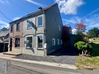 In een rustig en doodlopend straatje, vinden we deze knusse en grotendeels vernieuwde HOB voorzien van een oprit tot de carport en de voordeur...