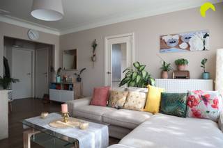 <p><span>In een gezellige, rustige wijk, maar toch vlak bij het centrum van Mortsel, kan je dit gerenoveerde appartement bezichtigen.</span></p><p><span>Het betreft een rustig gebouw met drie appartementen, ideaal voor een koppel of alleenstaande. Het centrum met de winkelstraat, openbaar vervoer en het treinstation bevindt zich vlakbij.</span></p><p><span> </span></p><p><span>Indeling:</span></p><p><span><br />Dit appartement is gelegen op de tweede verdieping, waar we de zonnige woonruimte met laminaatparket betreden.</span></p><p><span>Aansluitend bevindt zich de ingerichte keuken met kasten, een gaskookvuur met dampkap, een dubbele spoelbak en een aansluiting voor een wasmachine. Een koelkast dient zelf meegebracht te worden.</span></p><p><span>In de recente badkamer zijn een modern lavabomeubel met spiegelkast, een toilet en een ligbad met douchevoorziening aanwezig.</span></p><p><span>Achteraan bevinden zich de twee slaapkamers (14 m² en 12 m²), waarvan één toegang geeft tot het terras met berging en een mooi uitzicht op het groen biedt.</span></p><p><span>Bij dit appartement is tevens een private kelderberging voorzien.</span></p><p><span> </span></p><p><span>Praktische info:</span></p><p><span> </span></p><ul><li><span>EPC-score: 152 kWh/m²/jaar</span></li><li><span>Instapklaar</span></li><li><span>Beschikbaarheid: 01/09/2026</span></li><li><span>Gemeenschappelijke kosten: 35 (minuterie en keuring van de brandblussers)</span></li><li><span>Huurwaarborg: 3 maanden huur</span></li></ul><p><span> </span></p><p><span>PLAN ZELF JOUW AFSPRAAK IN VIA ONZE ONLINE MODULE!</span></p><p><span>Surf naar het betreffende eigendom op onze website <span>www.habicom.be</span></span><span> en klik vervolgens op de roze knop </span><span>'PLAN EEN BEZOEK'</span><span>.</span></p><p><span>Benieuwd naar de waarde van jouw woning? Check het gratis op <span>www.watismijnhuiswaard.be</span></span></p><p><span> </span></p>