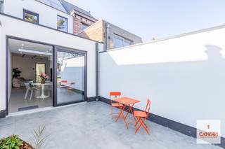 Deze instapklare, <strong>volledig gerenoveerde woning</strong> combineert hedendaags comfort met een praktische indeling.<br /><br />Bij het binnenkomen bevindt zich een inkomhal die eveneens ingericht werd als <strong>wasruimte</strong>. Daarnaast is de inkomhal ook voorzien van verschillende op maat gemaakte kasten. Verder is er een apart <strong>gastentoilet</strong>. De lichtrijke woonkamer sluit naadloos aan op de <strong>moderne keuken</strong>, die uitkijkt op het <strong>gezellige terras en de aangename tuin </strong>– ideaal om te ontspannen of gasten te ontvangen. Op de eerste verdieping bevindt zich een <strong>ruime slaapkamer </strong>met <strong>ingebouwde kasten</strong> en een <strong>comfortabele badkamer</strong> uitgerust met bad, douche, toilet en lavabo. De tweede verdieping telt nog <strong>twee slaapkamers</strong>, beide voorzien van praktische ingebouwde kasten.<br /><br />De woning werd energiezuinig gerenoveerd en beschikt over een uitstekende <strong>EPC-score van A+ (-4 kWh/(m² jaar))</strong>, mede dankzij de aanwezige <strong>zonnepanelen</strong>. Dit zorgt niet alleen voor een lagere energiefactuur, maar ook voor een toekomstgerichte en duurzame woonervaring. Het asbestattest vermeldt asbest, maar deze werd tijdens de renovatie verwijdert, waardoor er vandaag <strong>geen asbest</strong> meer aanwezig is.<br /><br />De stedenbouwkundige inlichtingen werden opgevraagd op 06.03.2026<br /><br />Wenst u een bezoek in te plannen? Contacteer Laura via <strong>0492 07 26 62</strong>