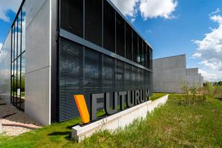In het bedrijvencentrum V.Futurum bieden wij een moderne kantoorruimte te huur aan in Roeselare. Dit innovatieve bedrijfsvastgoed is ontworpen om ondernemingen te verbinden en samenwerking te stimuleren. Bent u op zoek naar een representatieve kantoorruimte te huur op een dynamische locatie? Dan biedt dit centrum de ideale uitvalsbasis voor uw onderneming.<br /><br />Het pand is uitstekend gelegen aan de Rijksweg in Roeselare, vlak bij het centrum. Dankzij deze strategische locatie kent de kantoorruimte te huur een vlotte verbinding met de belangrijkste uitvalswegen in de regio Roeselare.<br /><br />Oppervlakte: verschillende units beschikbaar van 14,8 m² tot 28 m².<br /><br />- Bemeubelde kantoren voorzien van ergonomisch afstelbaar meubilair<br /><br />- Individuele klimaatregeling en aangepaste verlichting per kantoor<br /><br />- Eigen, beveiligd netwerk per kantoorruimte<br /><br />- Onthaal met aanmeldmogelijkheden voor uw klanten<br /><br />- Sanitair per verdieping en een volledig ingerichte keuken met Miele-toestellen<br /><br />Aarzel niet om deze unieke kans te ontdekken. Bent u op zoek naar bedrijfsvastgoed bestaande uit een kantoor te huur in Roeselare? Aarzel dan niet om ons te contacteren op het nummer 051 21 22 23.<br /><br />Dit betreft een terbeschikkingstelling van kantoren met diensten.<br /><br />Bestuursmaatregelen in het maatregelenregister: nee