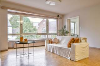 Op zoek naar ruimte, licht en een centrale ligging? Dit bijzonder ruime appartement op de bovenste verdieping heeft heel wat troeven in huis. Met maar liefst 3 slaapkamers, een ruime leefruimte, een grote keuken én een garage is dit een ideale thuis voor wie graag wat extra ruimte heeft. Via de inkomhal komen we in de ruime woonkamer, waar de parketvloer en grote raampartijen meteen zorgen voor een aangenaam en lichtrijk gevoel. De woonkamer beschikt bovendien over airconditioning, wat ook tijdens warme zomerdagen voor extra comfort zorgt. De ruime keuken biedt naast voldoende werk- en kastruimte ook plaats voor een gezellige eethoek aan het raam. Een ideale plek voor een ontbijt met zicht naar buiten, maar evengoed een praktische ruimte om thuis te werken.<br />Het appartement beschikt over 3 volwaardige slaapkamers, waaronder een ruime hoofdslaapkamer die eveneens voorzien is van airconditioning. Verder is er een apart gastentoilet en een badkamer die met een beperkte opfrissing opnieuw helemaal naar eigen smaak kan worden ingericht. Ook buiten is er extra bergruimte: op het terras bevinden zich twee praktische bergingen.<br />Een absolute meerwaarde is de ruime garage, waar zonder problemen een grote wagen kan worden gestald. Extra parkeergelegenheid is bovendien vlot beschikbaar aan het nabijgelegen kerkplein.<br />Ook de ligging van dit appartement is een absolute troef. Op korte afstand vind je twee basisscholen, een supermarkt en een drankencentrale. Ook het station van Bornem bevindt zich op ongeveer 1 km, ideaal voor wie zich vlot met het openbaar vervoer wil verplaatsen.<br />Voor een hapje of drankje hoef je niet ver te gaan. Op minder dan 100 meter vind je een gezellige bistro, waar ook heel wat wielerliefhebbers graag samenkomen, en daarnaast een leuke cremerie voor een heerlijke pauze. Ook natuurliefhebbers en hondenbaasjes zitten hier goed. Coolhembos ligt op slechts enkele minuten rijden en een hondenweide bevindt zich op wandelafstand.<br />Dankzij de gunstige ligging ten opzichte van de A12 en de N16 is ook de bereikbaarheid uitstekend. Zo zijn omliggende gemeenten en belangrijke verbindingswegen vlot bereikbaar.<br />Daarnaast bevindt het appartement zich op korte afstand van verschillende belangrijke werkgevers uit de regio, waaronder Pfizer, Novartis, Purna en Duvel Moortgat. Een interessante ligging dus voor wie comfort, bereikbaarheid en werkgelegenheid graag combineert.<br />Het gebouw wordt op een kleinschalige en eenvoudige manier beheerd, waarbij één van de mede-eigenaars het beheer van de gemene delen op zich neemt. De kosten worden onderling evenredig verdeeld. Bovendien werd de CV-brander recent vernieuwd. De ligging in het centrum van Ruisbroek zorgt ervoor dat dagelijkse voorzieningen vlot bereikbaar zijn.<br />
